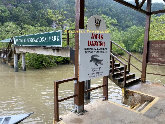 beware of crocodiles sign