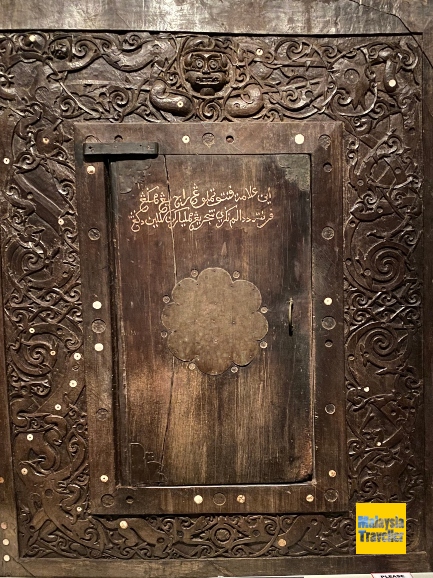 Taman Long inscribed door