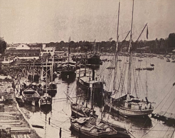 Sarawak River in 1910 busy with vessels.