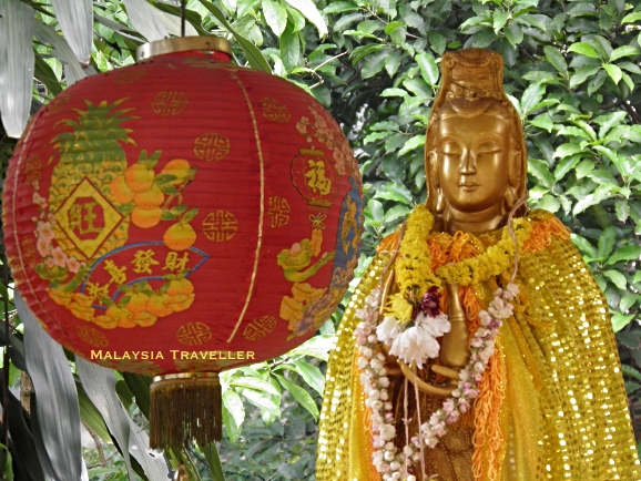 golden Guan Yin statue golden Guan Yin statue