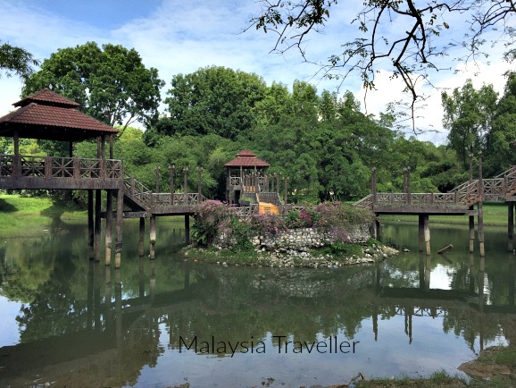 Taman Dr Seenivasagam Ipoh Perak : This park is ideal for brisk walks and.