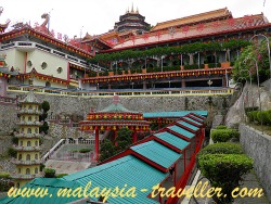 Covered walkways leading to the main Kek Lok Si Temple.