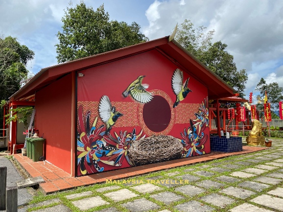 red temple with pictures of birds red temple with pictures of birds