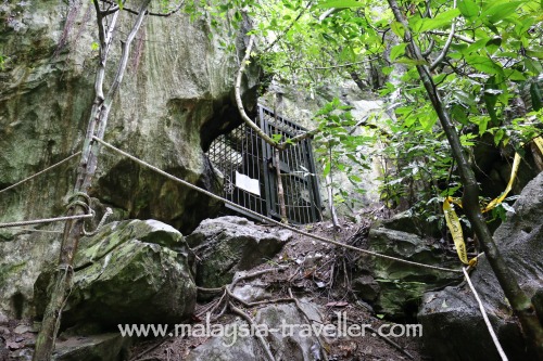 Gua Gunung Runtuh Cave Entrance