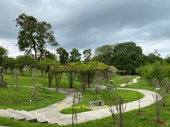 path winding its way around the hanging garden