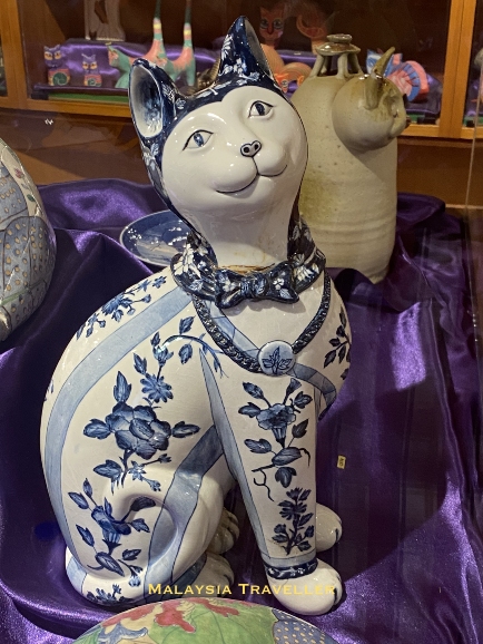 porcelain blue and white cat