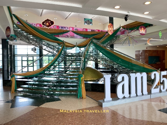 x-shaped glass staircase