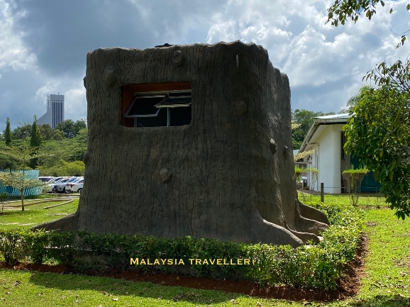 toilet block in the shape of a tree stump