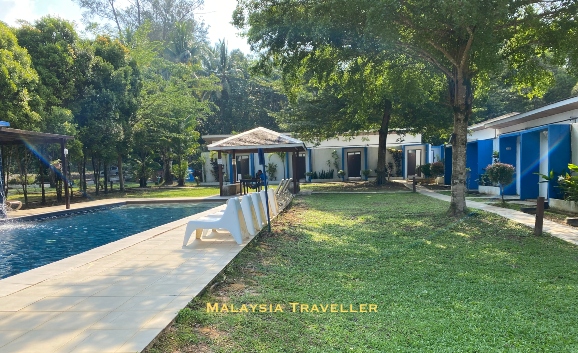 swimming pool and rooms at Rafflesia Resort