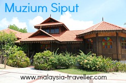 Muzium Siput at Teluk Batik Beach