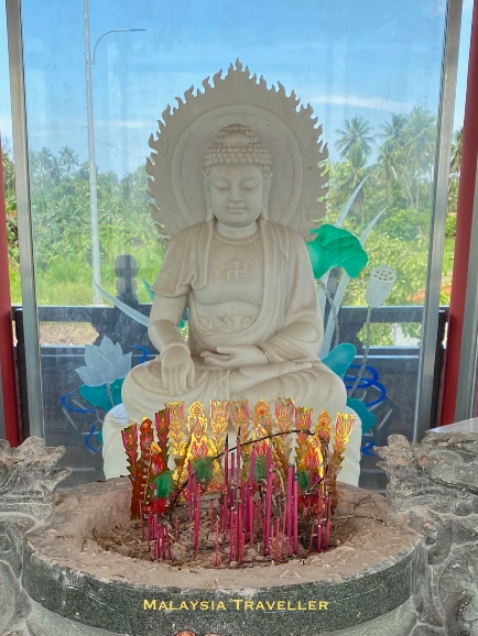 sitting buddha statue