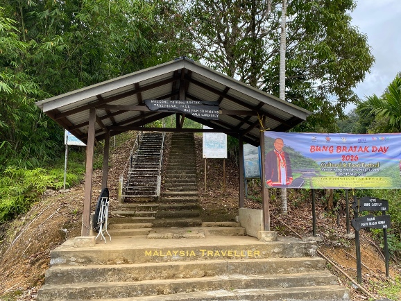 shelter with steps behind marking the start of the trail