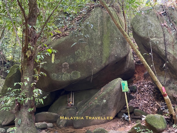 rock overhang at Batu Apek
