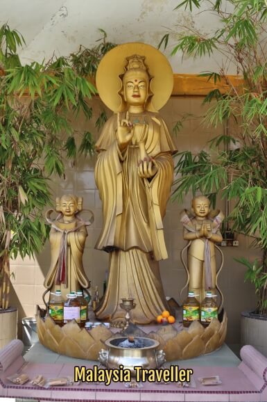 Guan Yin statue at Seen Hock Yeen Temple