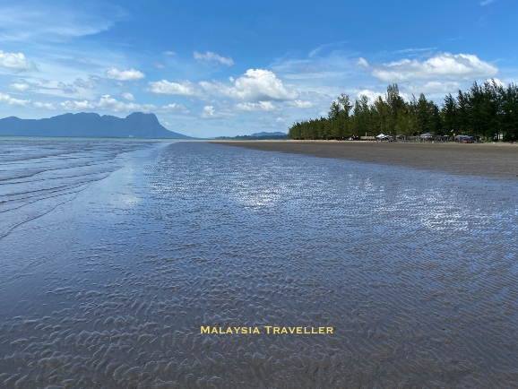 beach in front of Paradise Beach Trombol beach in front of Paradise Beach Trombol
